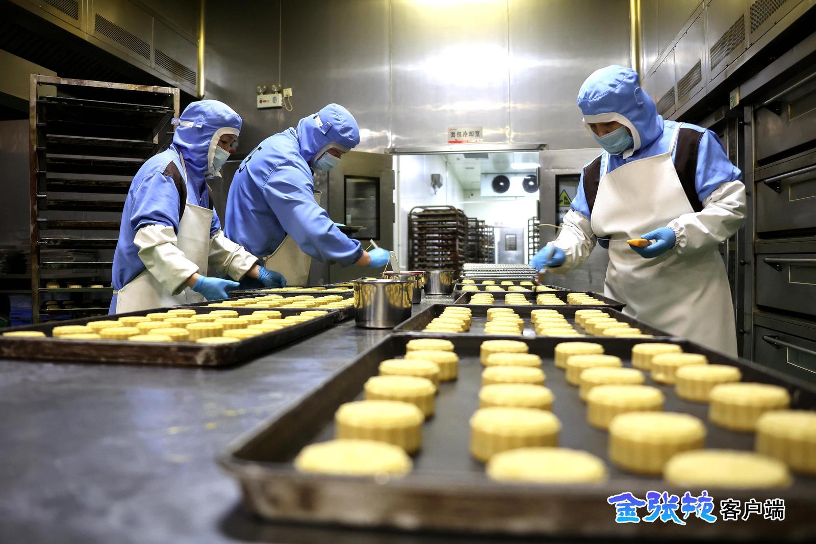 【组图】甘肃张掖：月饼生产赶制忙 中秋市场氛围浓