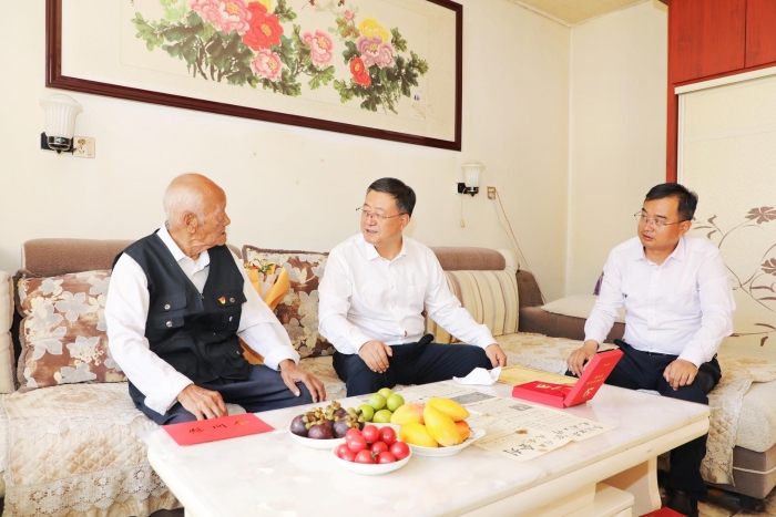 汪尚学在“七一”建党节前夕走访慰问老党员
