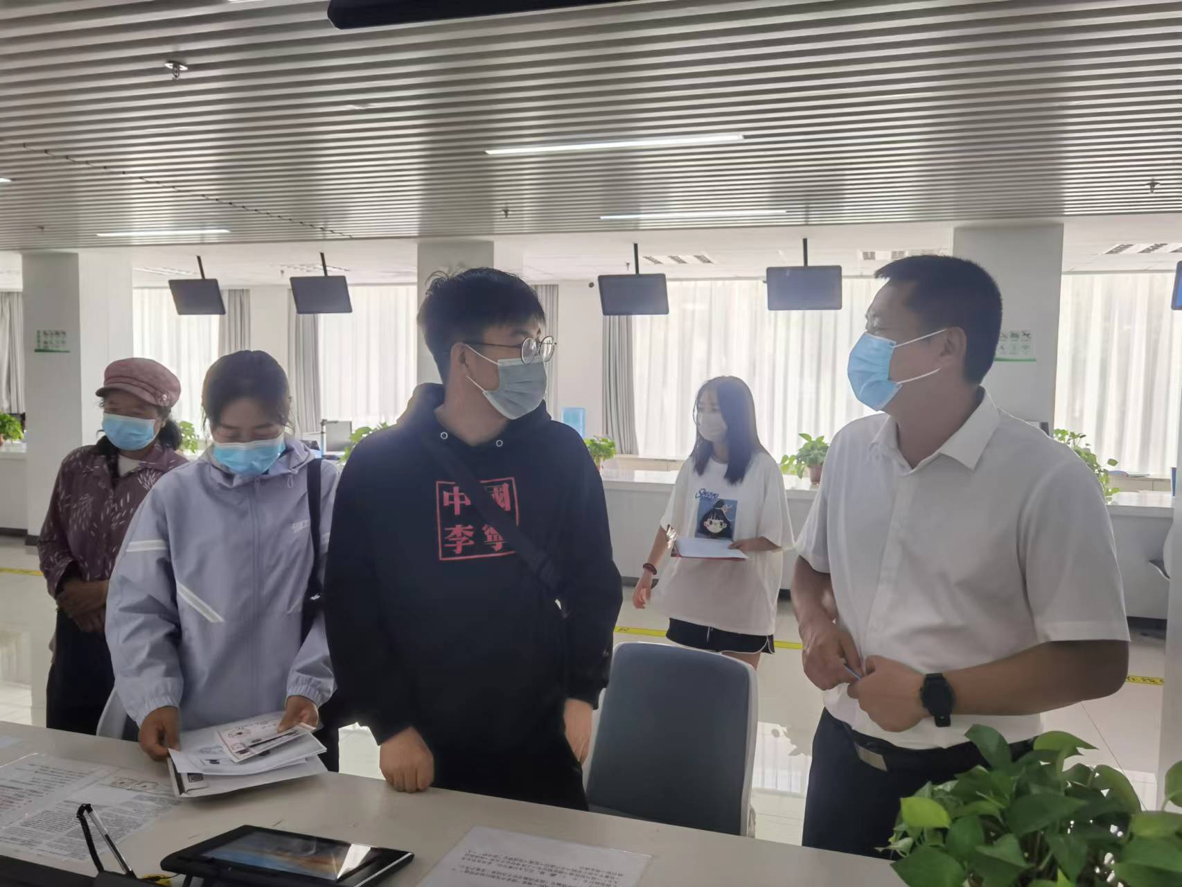 县委常委、副县长王斌到县政务大厅调研