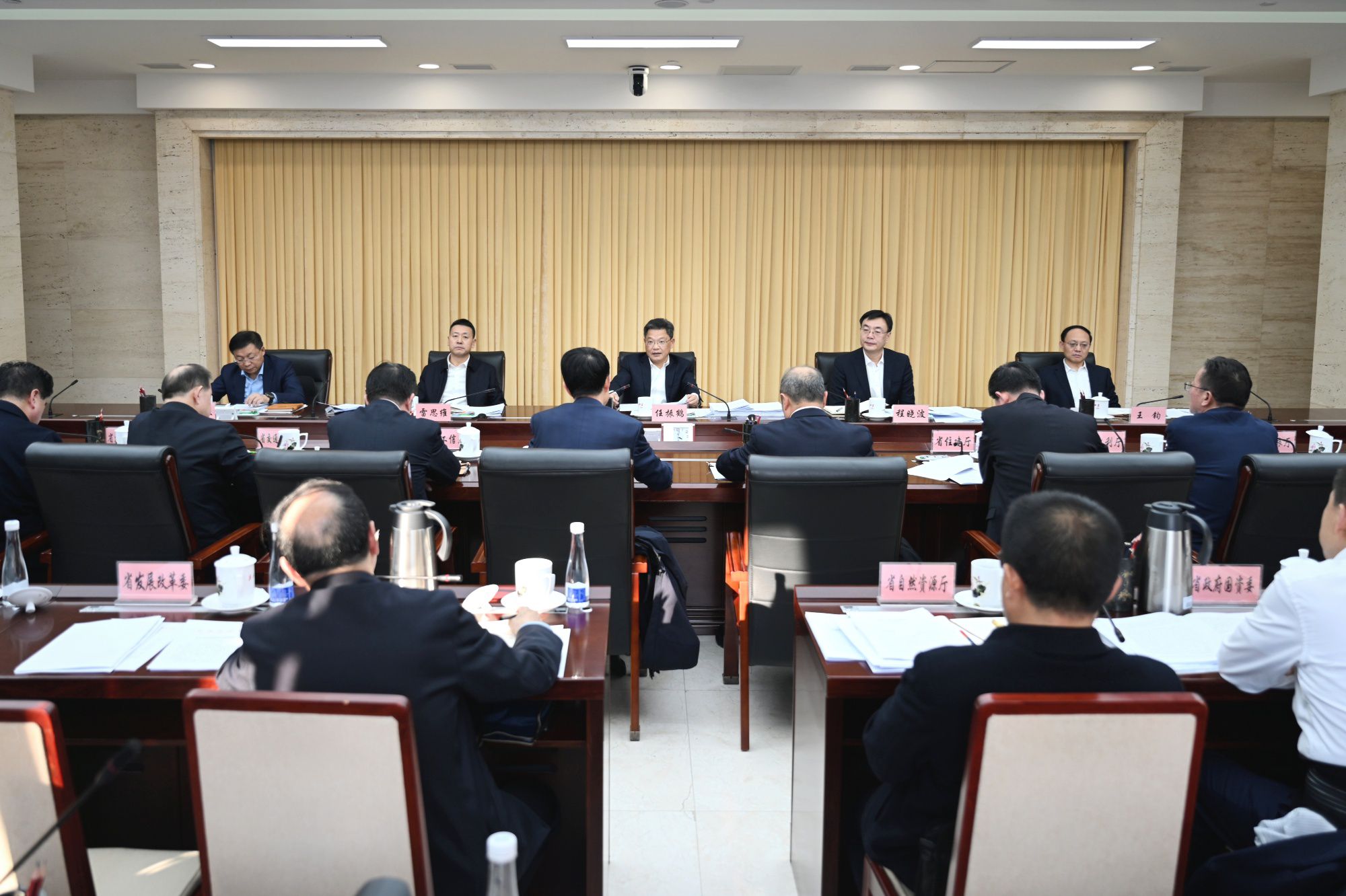 任振鹤主持召开省长办公会议强调
抓住用好重大机遇 谋深做实重大项目 不断巩固经济向上向好势头为高质量发展蓄势赋能